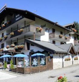 esterno hotel bellamonte in estate