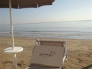 spiaggia lettino ombrelloni