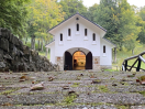 casa-semigestione-prealpi-lomabarde-chiesa1